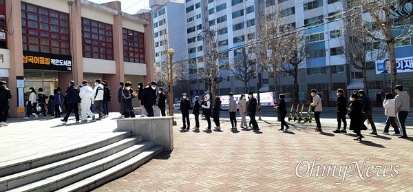 창원 마산회원구 내서실내체육관에 마련된 사전투표소에 5일 투표하기 위해 사람들이 길게 줄을 서 있다.