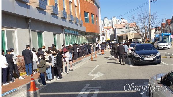김해 장유3동 행정복지센터에 마련된 사전투표소에 5일 오후 투표하기 위해 사람들이 길게 줄을 서 있다.