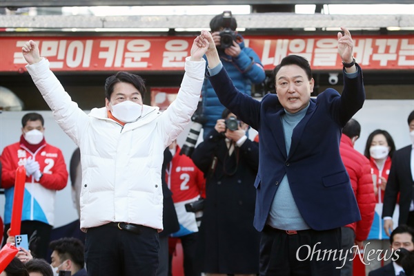  국민의힘 윤석열 대선 후보와 국민의당 안철수 대표가 5일 경기도 이천시 산림조합 앞에서 합동유세를 펼치고 있다. 
