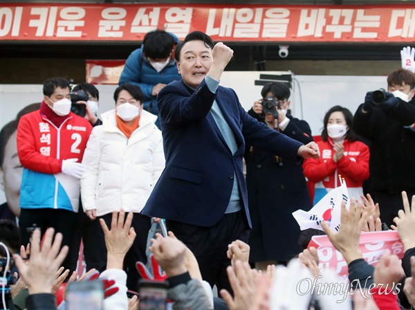  국민의힘 윤석열 대선 후보가 5일 경기도 이천시 산림조합 앞에서 열린 유세에서 지지를 호소하며 어퍼컷 세리머니를 하고 있다. 
