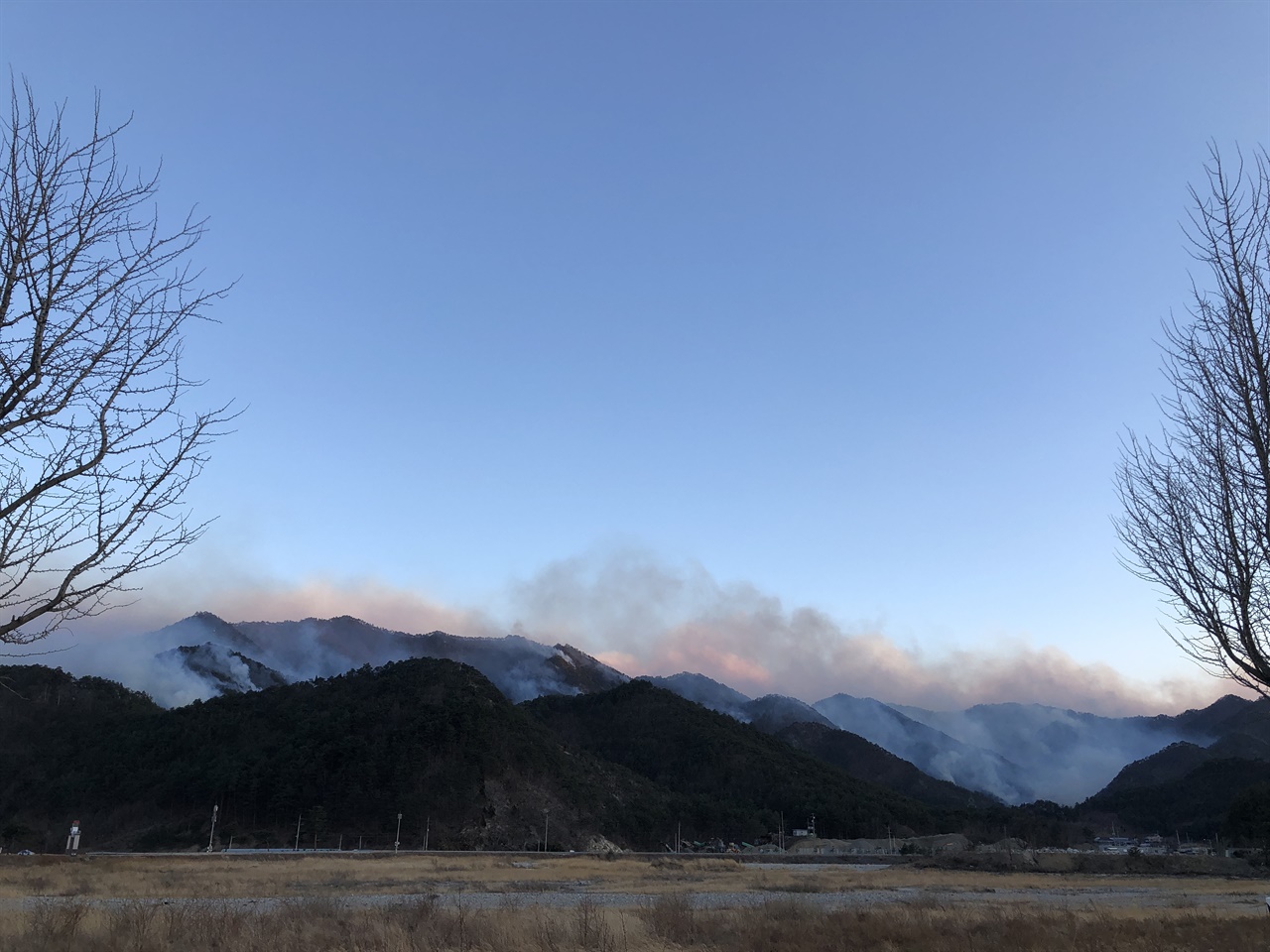 울진에서 넘어온 산불이 삼척으로 확산된 가운데 월천리와 산양리 구간 약 3Km에 걸쳐 산불이 진행되고 있다.