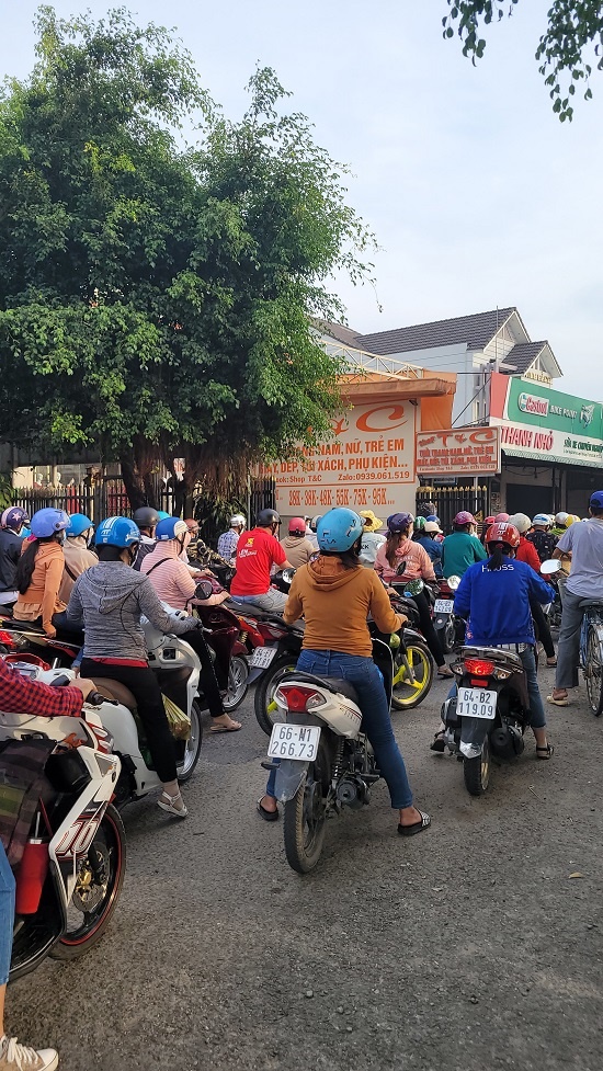 자전거를 타고 가며 보는 오토바이 행렬. 베트남의 주요 교통 수단의 하나가 오토바이이다.