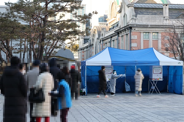 5일 오후 서울역 앞 임시기표소에서 코로나19 확진·격리자들이 투표하기 위해 대기하고 있다. 