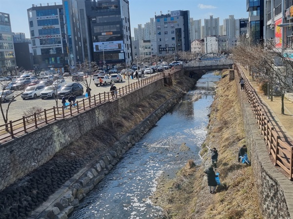 서산청년회의소 회원 및 가족들이 5일 중앙호수공원 내 환경정화활동을 벌였다.