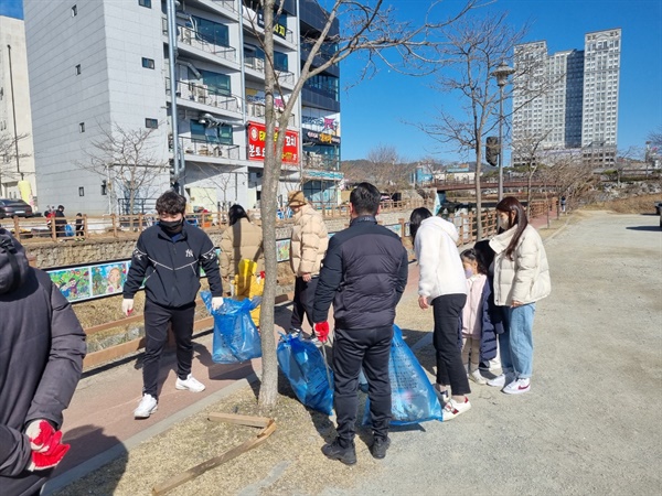 환경정화활동에 참여한 서산JC 회원들과 가족들