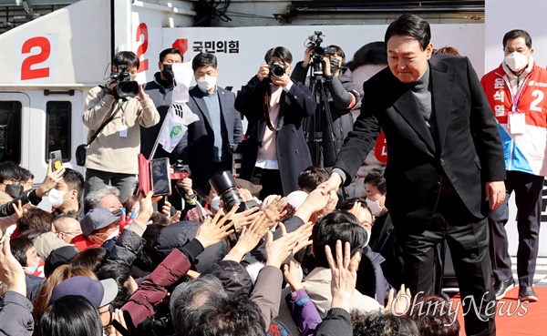 윤석열 국민의힘 대선후보가 6일 오전 서울 중구 동대문디자인플라자 앞에서 열린 유세에서 유권자들에게 지지를 호소하고 있다.