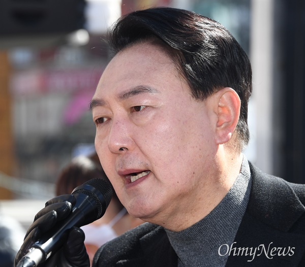 국민의힘 윤석열 대선 후보가 6일 경기도 의정부시 행복로에서 열린 유세에서 지지를 호소하고 있다.