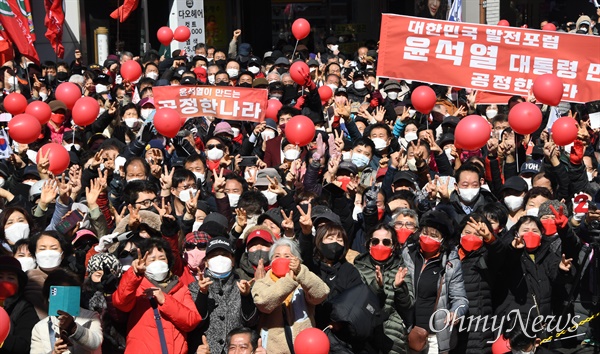 국민의힘 윤석열 대선 후보 지지자들이 6일 경기도 의정부시 행복로에서 열린 유세에서 환호하고 있다.