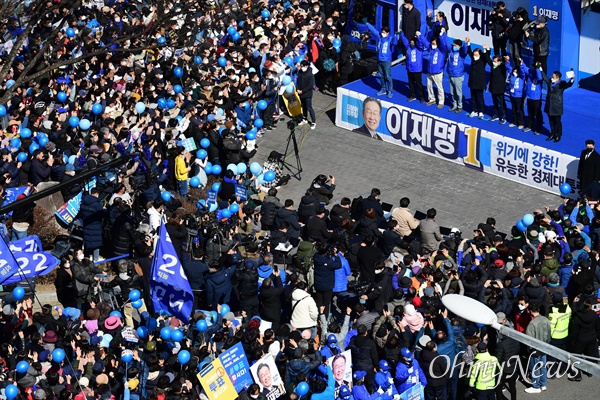 더불어민주당 이재명 대선 후보가 6일 서울 도봉산 입구에서 열린 유세에서 지지자들에게 인사하고 있다. 