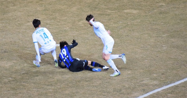  후반전 추가 시간 110초, 인천 유나이티드 FC 송시우가 페널티 에어리어로 공을 몰고 들어가는 순간 포항 스틸러스 그랜트(오른쪽)의 발끝에 걸려 넘어지고 있다.