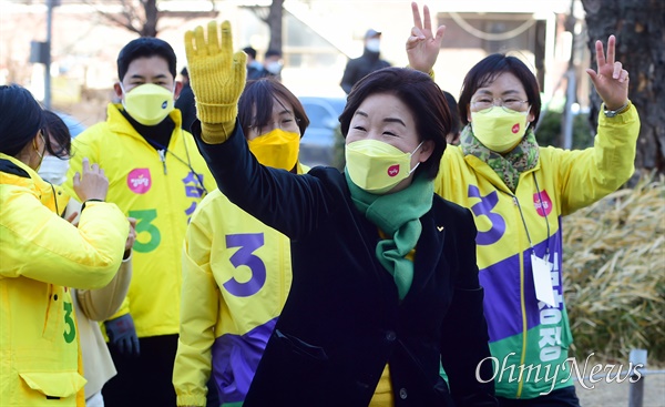 정의당 심상정 대선 후보가 6일 서울 마포구 연남동 연트럴파크에서 열린 2030 프라이드 유세에서 지지를 호소하고 있다.
