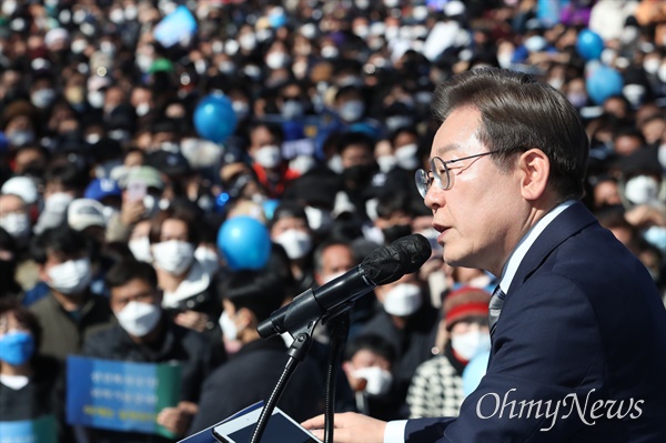 더불어민주당 이재명 대선 후보가 6일 서울 도봉구 도봉산 입구에서 열린 유세에서 지지를 호소하고 있다. 
