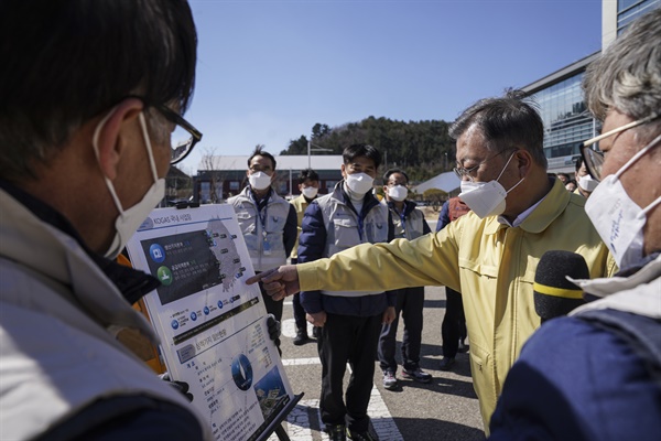  강원ㆍ경북 산불현장 방문에 나선 문재인 대통령이 6일 강원도 삼척시 한국가스공사 삼척생산기지본부를 방문, 산불 방호 대책을 보고받고 있다.