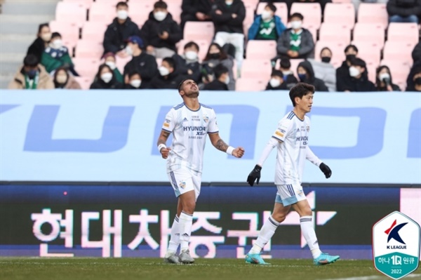 레오나르도 울산의 새로운 공격수 레오나르도가 전북과의 K리그1 4라운드에서 선제골을 넣은 이후 기뻐하고 있다.