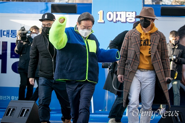 더불어민주당 이재명 대선후보가 6일 오후 서울 서대문구 신촌 유플렉스 앞 광장에서 열린 신촌 유세에서 후리스(양털) 점퍼를 입고 래퍼들과 함께 춤을 추고 있다. 