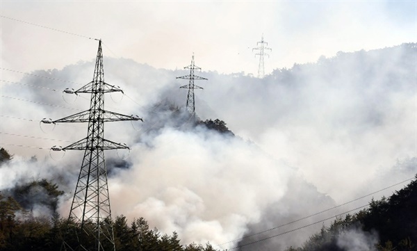\ 6일 오전 강원 삼척시 원덕읍에서 산불이 계속되는 가운데 사곡리 일대 산림이 연기에 휩싸여 있다.