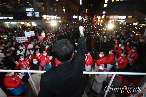 국민의힘 윤석열 대선 후보가 6일 오후 서울 금천구 두산로 한 대형마트 앞에서 열린 유세에서 지지를 호소하고 있다.