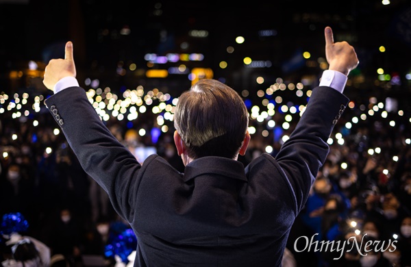 이재명 더불어민주당 대선 후보가 6일 오후 서울 용산구 용산역 광장에서 열린 유세에서 지지자들의 스마트폰 불빛 환호에 손을 들어 답례하고 있다.
