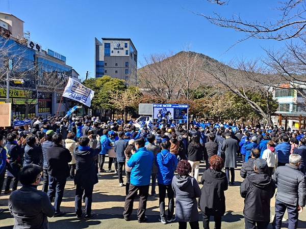 6일(일) 오후 2시, 여수 여문공원에서 열린 이재명 대통령 후보 지원유세에는 여수 시민 500여명이 참석해 대통령 선거에 대한 여수시민들의 열기를 느낄 수 있었다.  