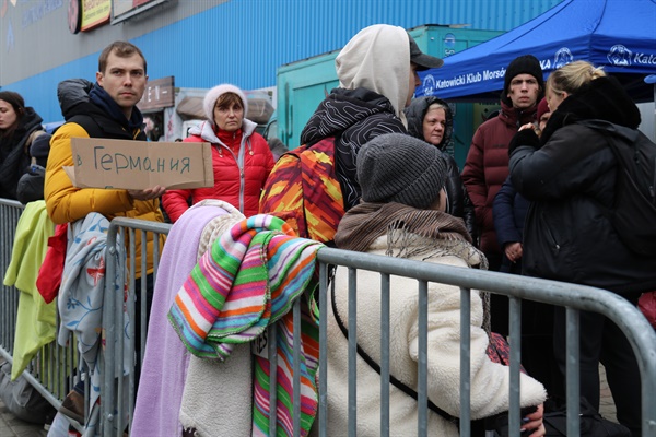5일(현지시간) 폴란드 코르쵸바 국경검문소 인근 임시 난민수용시설 앞에 인파가 모여있다. 