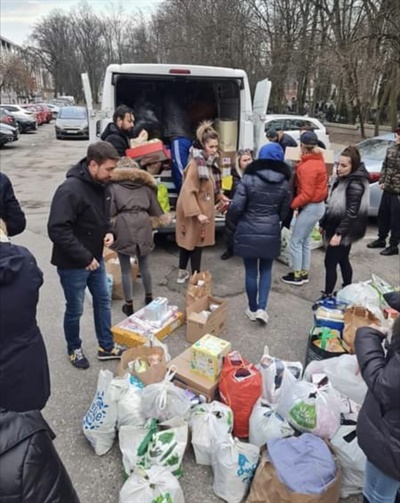 폴란드에서 우크라이나 난민들을 위해 구호품을 나르는 모습