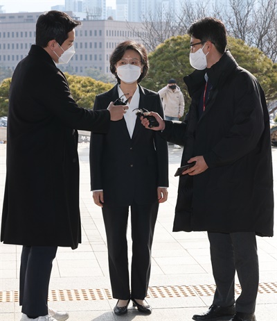 노정희 중앙선거관리위원장이 7일 경기도 과천시 중앙선거관리위원회로 출근하고 있다. 중앙선거관리위원회는 이날 오전 긴급 전원회의를 열어 이틀 뒤 본투표에서의 확진자·격리자 투표소 운영 방침을 결정한다.