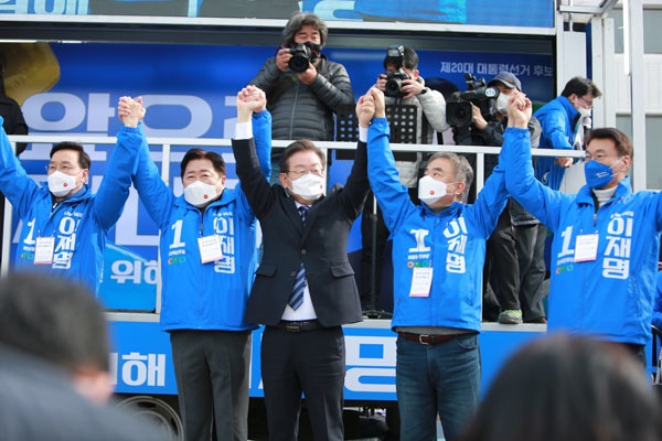 7일 오전 10시께 제주시 동문로터리 탐라문화광장에서 총력유세를 벌이고 있는 더불어민주당 이재명 대선 후보.