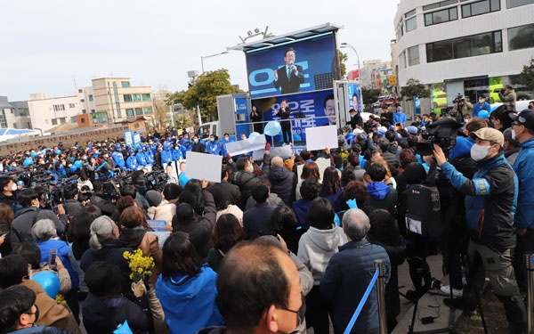 7일 오전 10시께 제주시 동문로터리 탐라문화광장에서 총력유세를 벌이고 있는 더불어민주당 이재명 대선 후보.