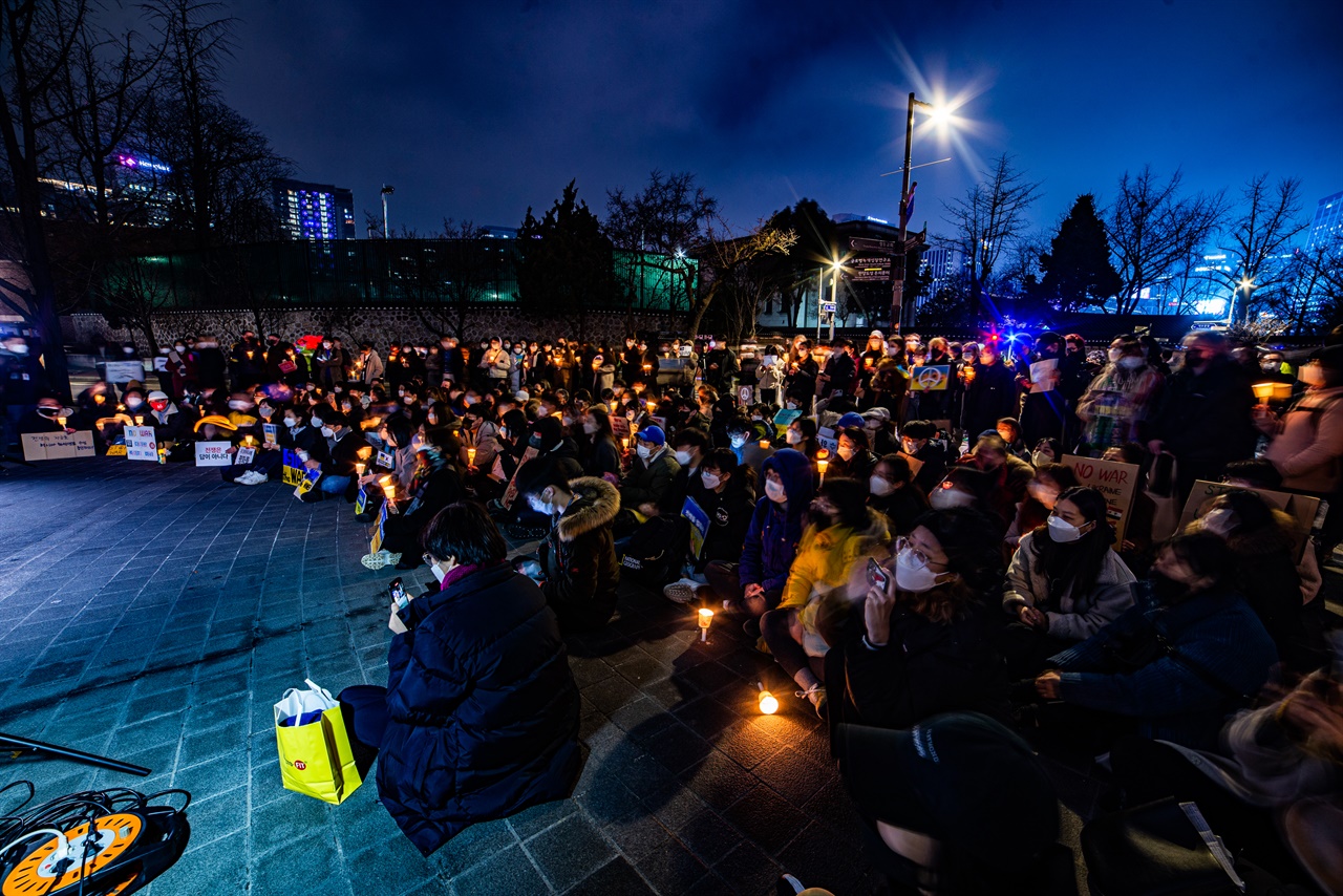 3월 4일 주한러시아 대사관 앞에서 열린 촛불집회에 참여한 시민들 