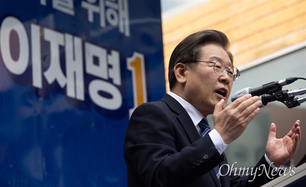 이재명 더불어민주당 대선후보가 7일 오후 부산 남포동 창선삼거리에서 유세를 하고 있다.