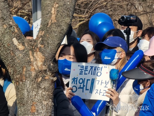 7일 낮 이재명 더불어민주당 대선 후보가 대구 두류공원 2.28기념탑 앞에서 유세를 벌이고 있다. 