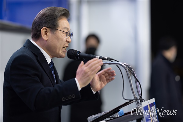 이재명 더불어민주당 대선 후보가 7일 오후 대전 서구 둔산갤러리아 앞 유세에서 연설을 하고 있다.