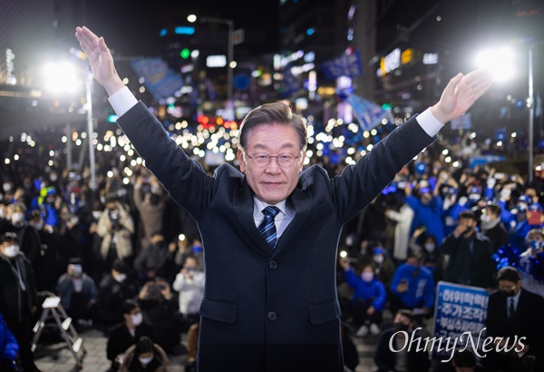 이재명 더불어민주당 대선 후보가 7일 오후 대전 서구 둔산갤러리아 앞 유세에서 손을 들어 올리고 있다.