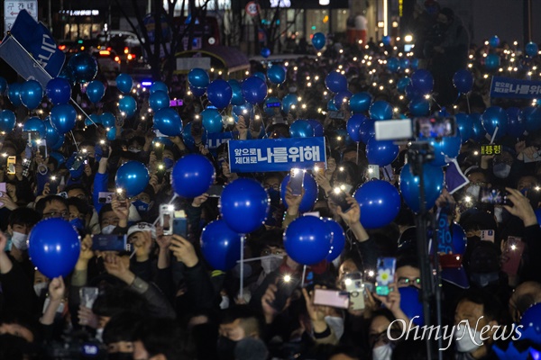  ii이재명 더불어민주당 대선 후보가 7일 오후 대전 서구 둔산갤러리아 앞에서 유세를 하지 지지자들이 운집해 있다.