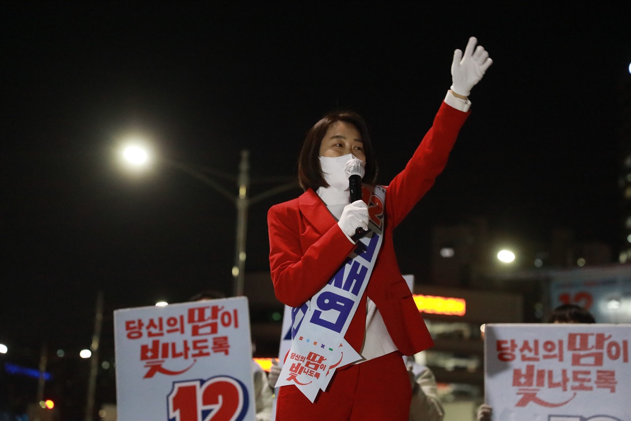  신도림역에서 퇴근중인 직장인들을 향해 유세중인 김재연 후보