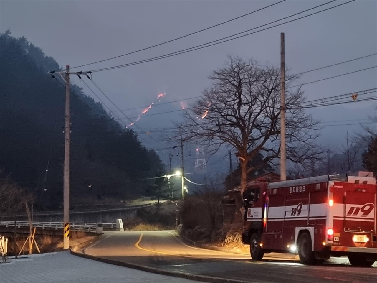 지난 4일에 시작된 울진산불이 삼척으로 확산되면서 삼척 원덕읍 월천리 일대가 화마피해를 입었다. 산불은 5일째 이어지고 있고 가곡천을 따라 사곡리 인근 야산을 태우고 있다.