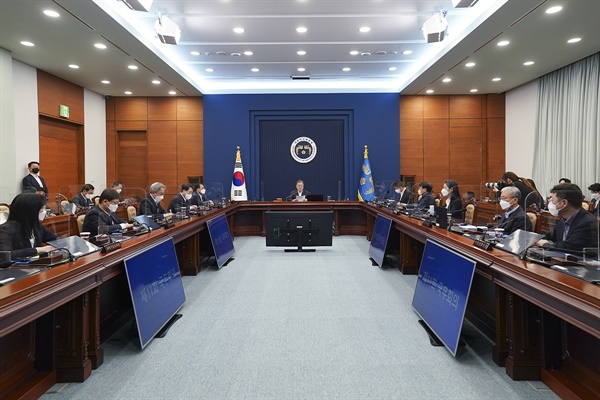 문재인 대통령이 8일 청와대 여민관에서 열린 영상 국무회의를 주재하고 있다.