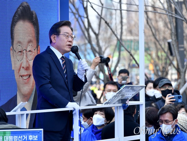 이재명 더불어민주당 대선 후보가 8일 서울 여의도우체국 앞 유세현장에서 시민들에게 지지를 호소하고 있다.
