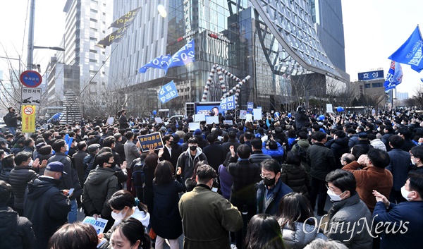 이재명 더불어민주당 대선 후보가 8일 서울 여의도우체국 앞 유세현장에서 시민들에게 지지를 호소하고 있다. 