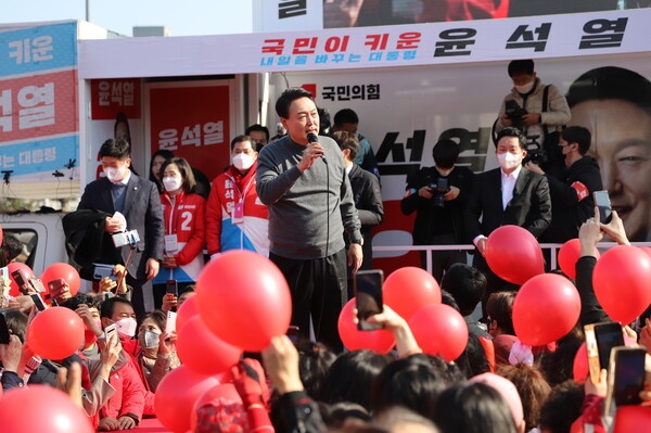  8일 오전 제주시 동문시장 앞 탐라문화광장에서 총력 유세를 벌이고 있는 국민의힘 윤석열 대선 후보.