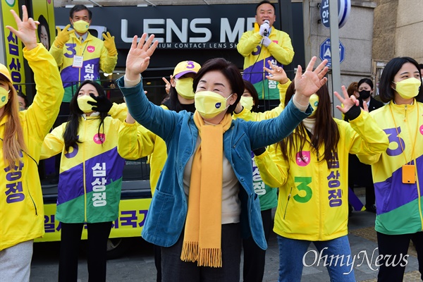 심상정 정의당 대선 후보가 8일 서울 성북구 안암역 인근에서 유세를 열고 지지를 호소하고 있다.