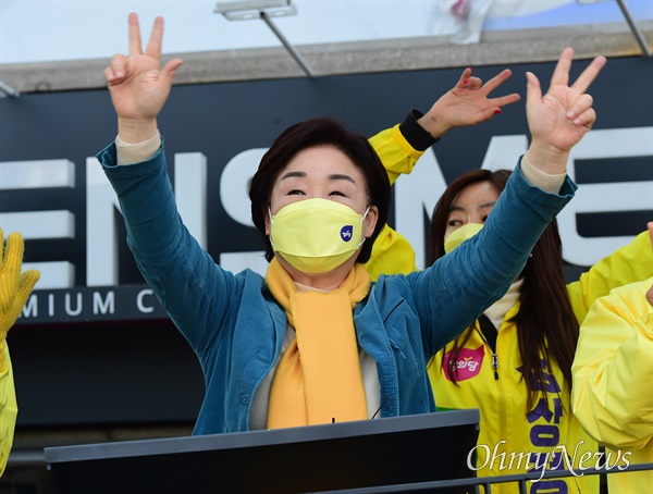 심상정 정의당 대선 후보가 8일 서울 성북구 안암역 인근에서 유세를 열고 지지를 호소하고 있다.