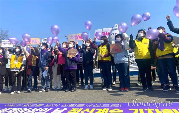 민주노총 경남본부 여성위원회는 8일 오전 경남도청 정문 앞에서 “114주년 3.8 세계여성의 날 정신계승 기자회견”을 열었다.