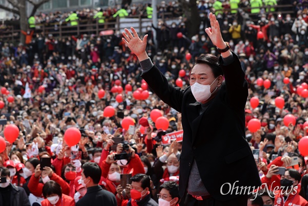 윤석열 국민의힘 대선 후보가 8일 부산 연제구 온천천 앞에서 열린 부산 거점유세에서 지지를 호소하고 있다.  