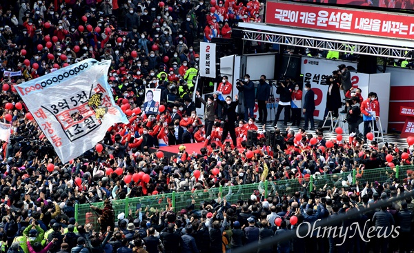  윤석열 국민의힘 대선 후보가 8일 부산 연제구 온천천 앞에서 열린 부산 거점유세에서 안철수 국민의당 대표와 함께 지지를 호소하고 있다.  