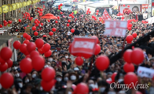 사진은 지난 3월 8일 대구 중구 서문시장에서 열린 윤석열 당시 국민의힘 대선 후보의 유세에서 지지자들이 환호하고 있는 모습.