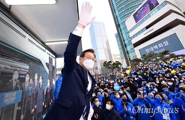 이재명 더불어민주당 대선후보가 8일 오후 서울 구로구 신도림역 앞에서 열린 유세에서 지지를 호소하고 있다.