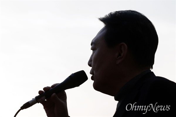 2022년 3월 8일 윤석열 국민의힘 대선후보가 대전 유성구 노은역 앞에서 열린 유세에서 지지를 호소하고 있다. 