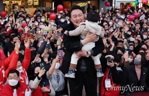 윤석열 국민의힘 대선후보가 8일 오후 대전 유성구 노은역 앞에서 열린 유세에서 한 지지자의 아이를 안아보고 있다.