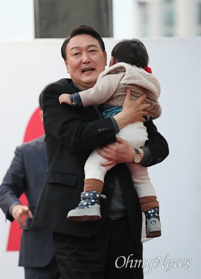 윤석열 국민의힘 대선후보가 8일 오후 대전 유성구 노은역 앞에서 열린 유세에서 한 지지자의 아이를 안아보고 있다. 